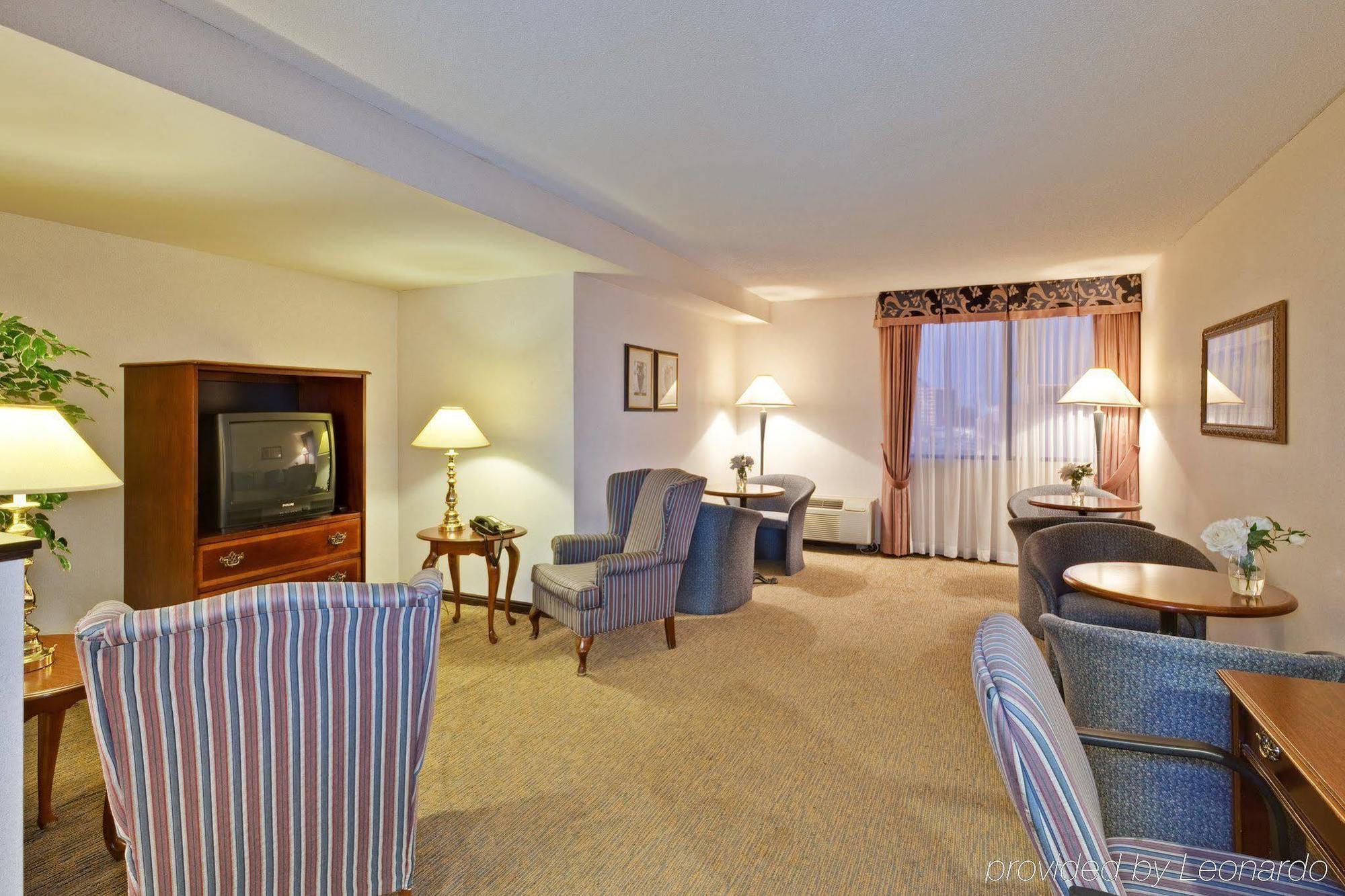 Holiday Inn Express & Suites Mississauga-Toronto Southwest By Ihg Exterior foto